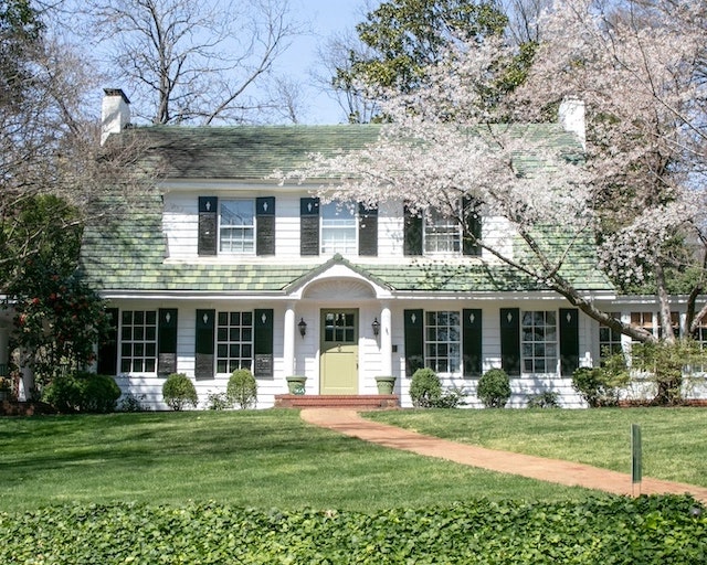buying-a-house-in-greenwich-ct.webp