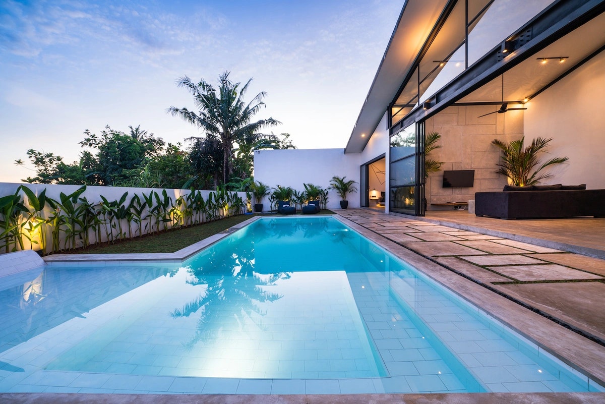 buying-a-house-with-a-pool-in-miami.webp