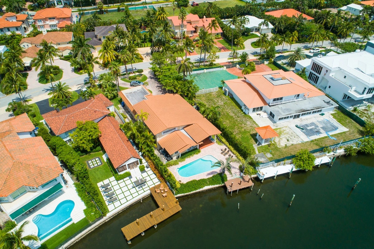 waterfront-home-in-miami.webp